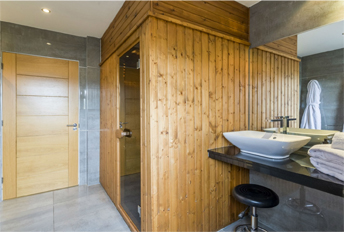 The Hideaway - The Romantics Spa room