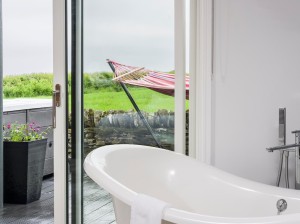 Romantics Double Bath in Bedroom
